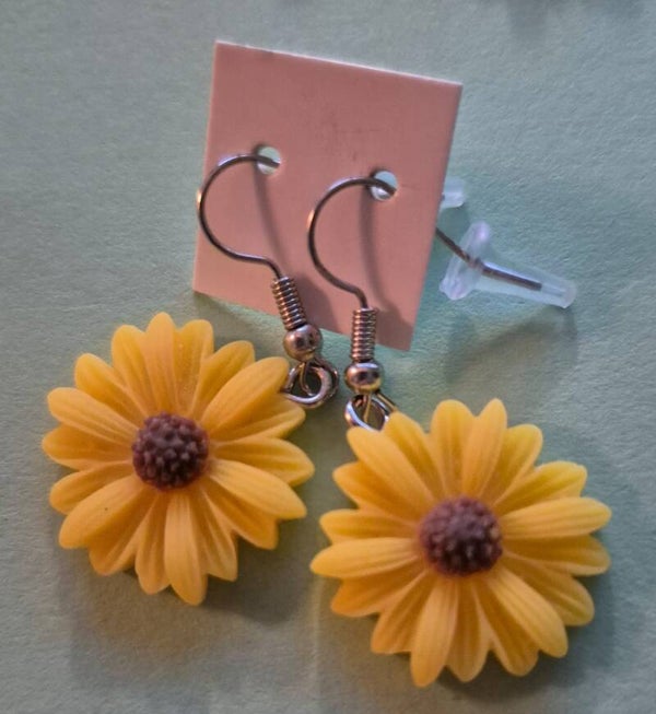 Mooie geel met bruine bloemen oorbellen.