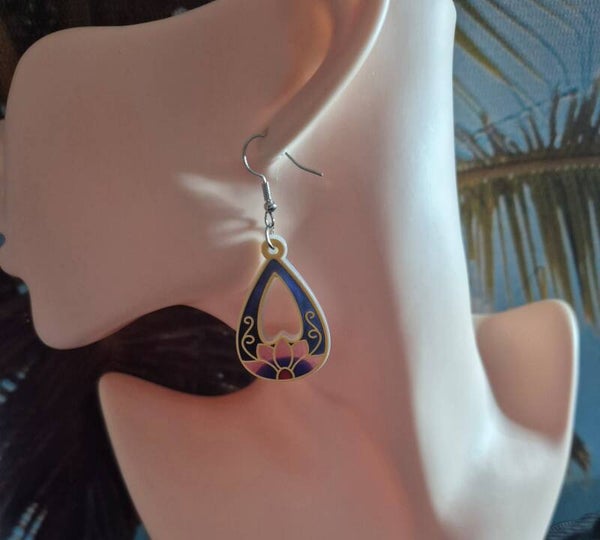 Leuke waterdruppel oorbellen met bloemen.