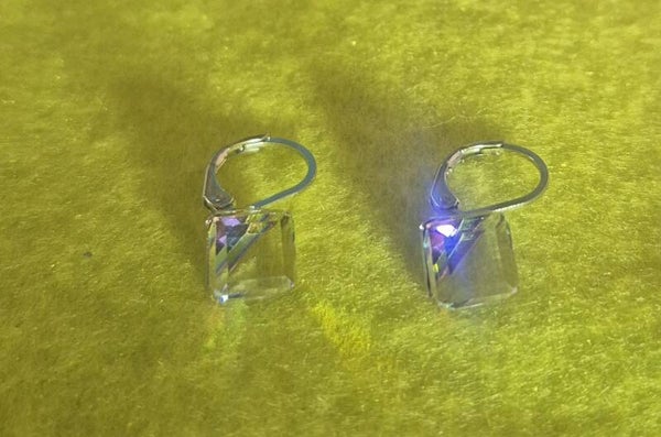 Mooie kubus oorbelletjes van glas.
