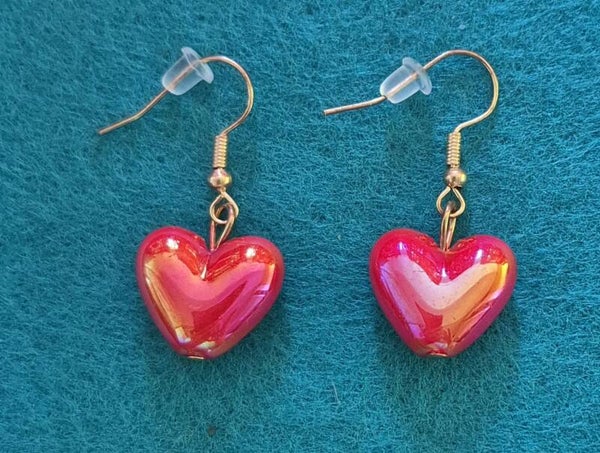 Elegante hartjes oorbellen. (Rood)