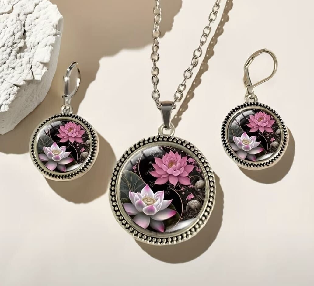 Prachtige ketting met lotus patroon en bijpassende oorbellen met clipsluiting.