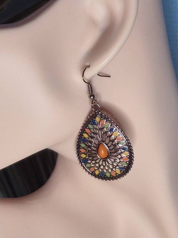 Mooie vintage oorbellen. Kleurrijk.