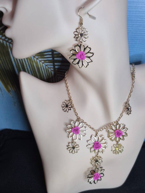 Prachtige bloemen ketting met bijpassende oorbellen.