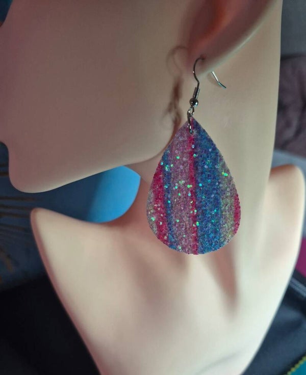 Mooie druppel oorbel met glitter effect.