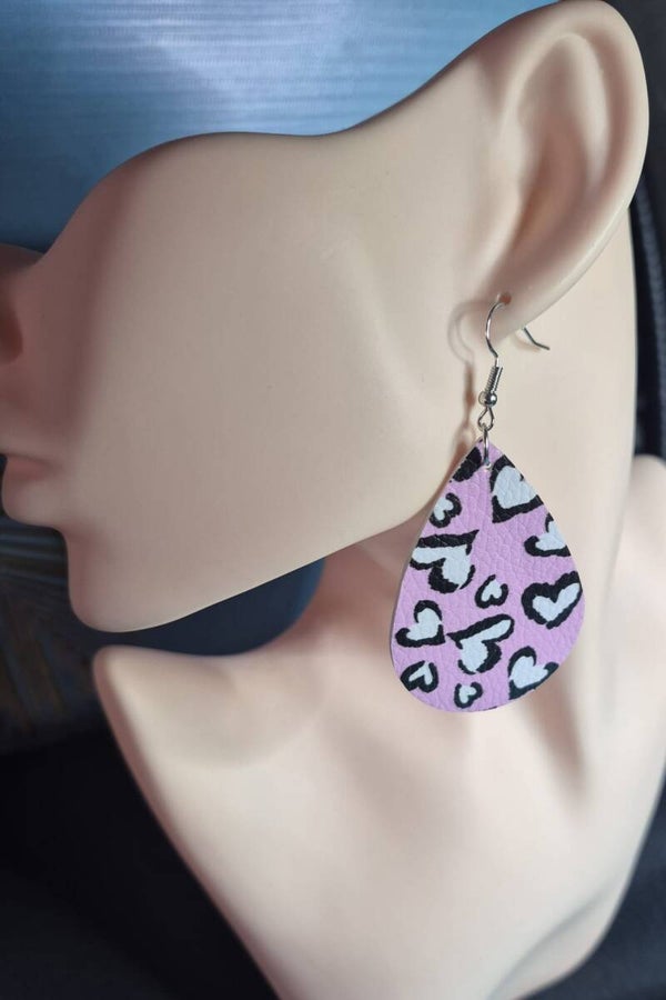Leuke roze oorbellen met witte hartjes.