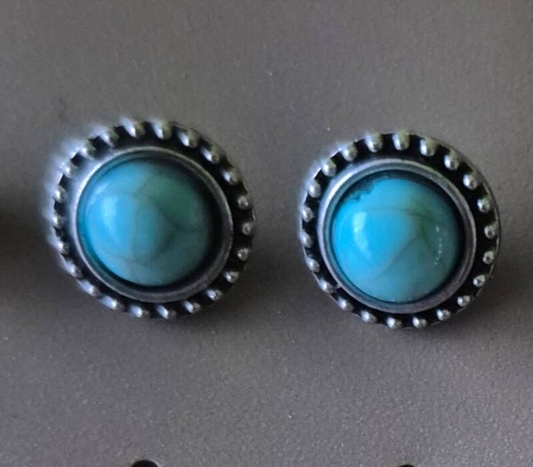 Elegante, vintage oorbellen met turquoise rond steentje.