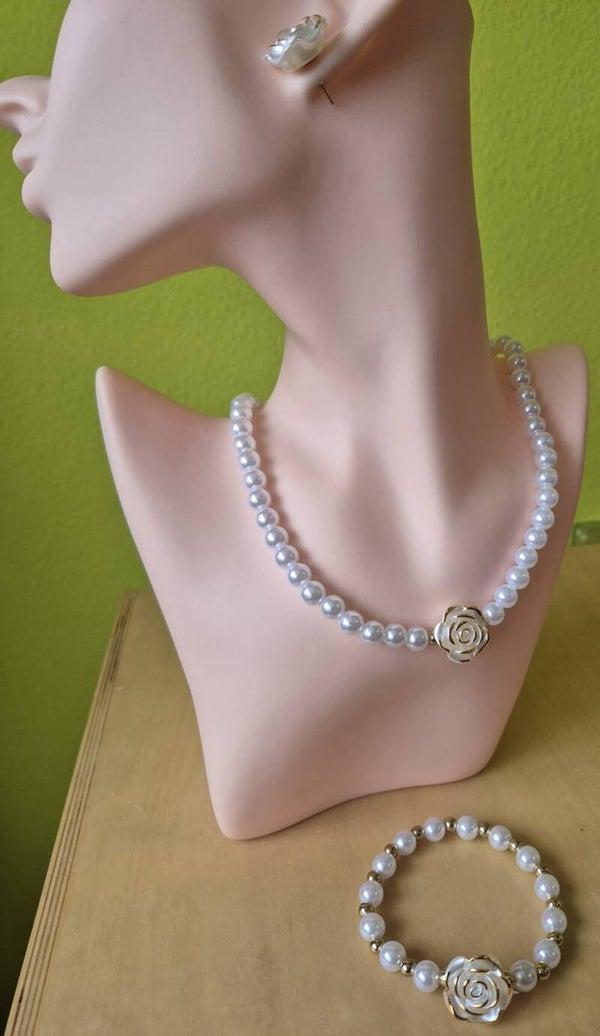 Mooie, elegante ketting, armband en bijpassende oorbellen.