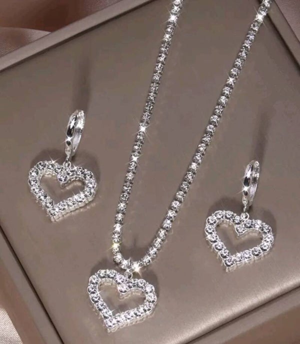 Prachtige ketting met strass hartje en bijpassende strass hartjes oorbellen met clipsluiting.