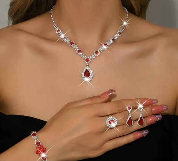 Mooie druppelvormige ketting, armband, oorstekers en ring.