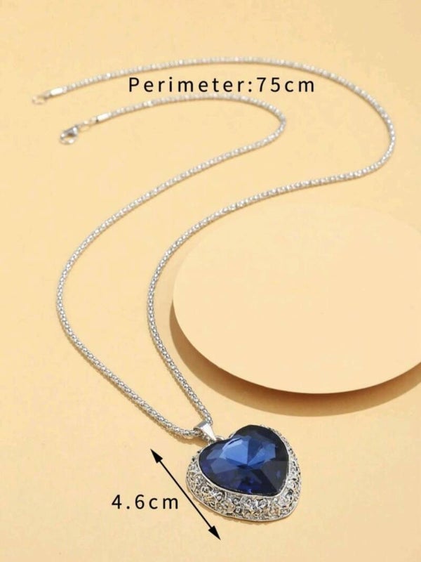 Charmante, blauwe hartjes ketting. Het hart is van edelsteen.