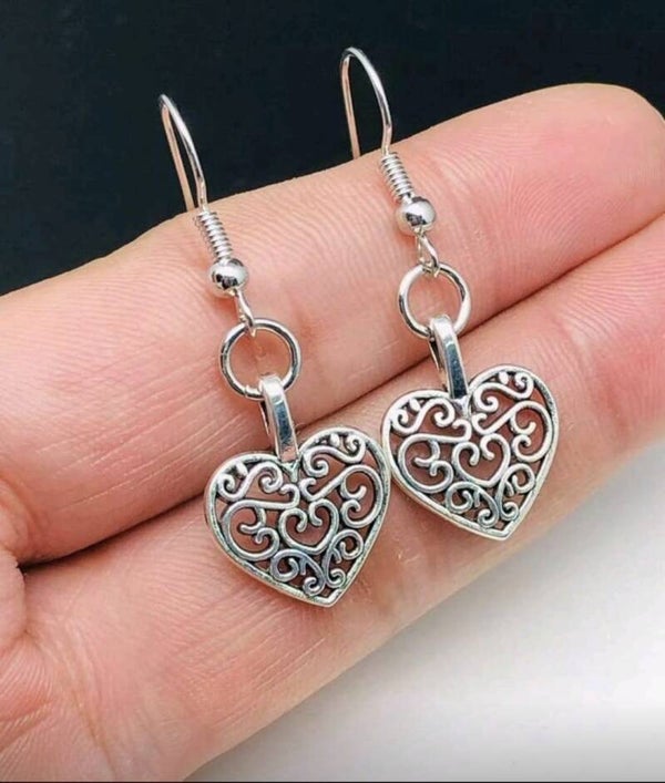 Mooie, vintage hartjes oorbellen.