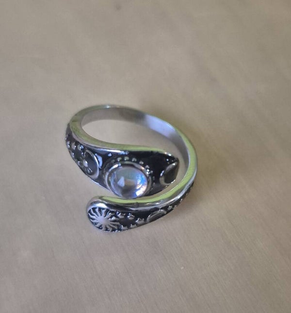 Prachtige, vintage ring met zon, maan en ster.