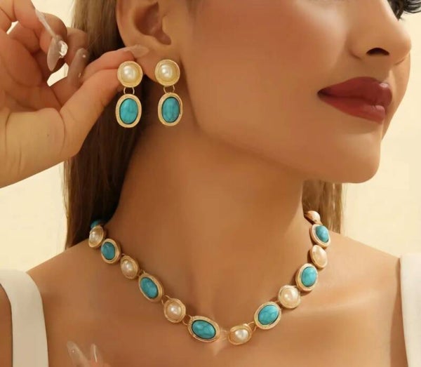 Elegante, vintage ketting met bijpassende oorbellen.