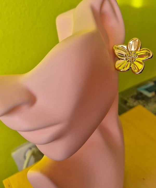 Mooie, goudkleurige bloemen oorstekers.