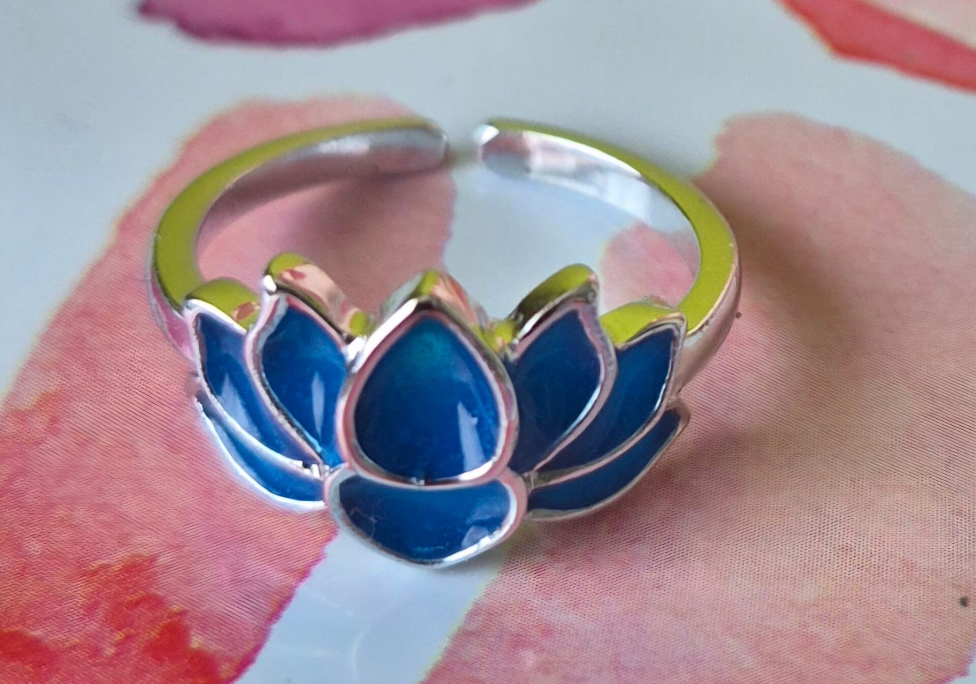 Lichtgevende Lotus bloem ring.