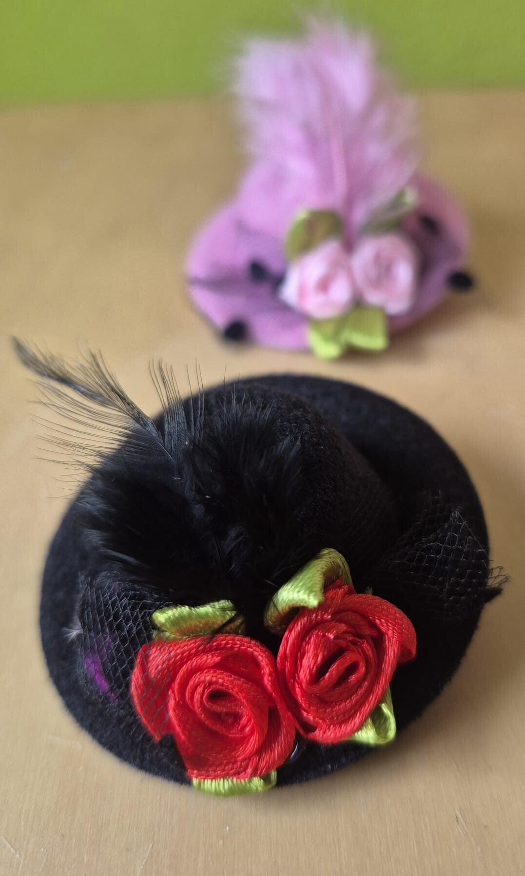 Elegante, zwarte minihoedje met roosjes voor in je haar of als een broche.