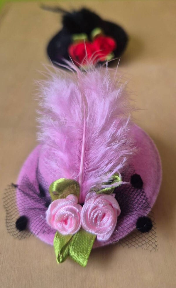 Elegante, licht roze minihoedje met roosjes voor in je haar of als een broche.