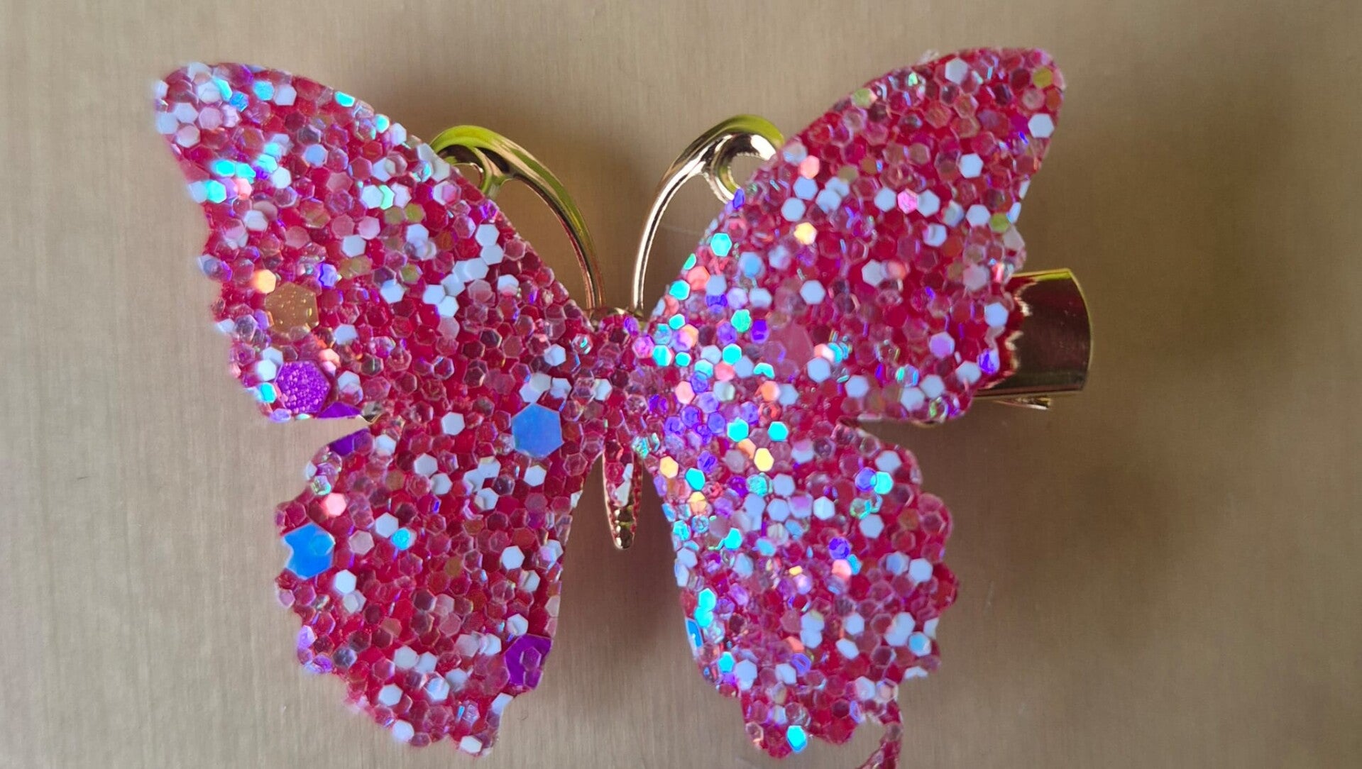 Mooie roze haarspeld of broche met pailletjes van een vlinder. Glow in the dark. Leuk voor kinderen.