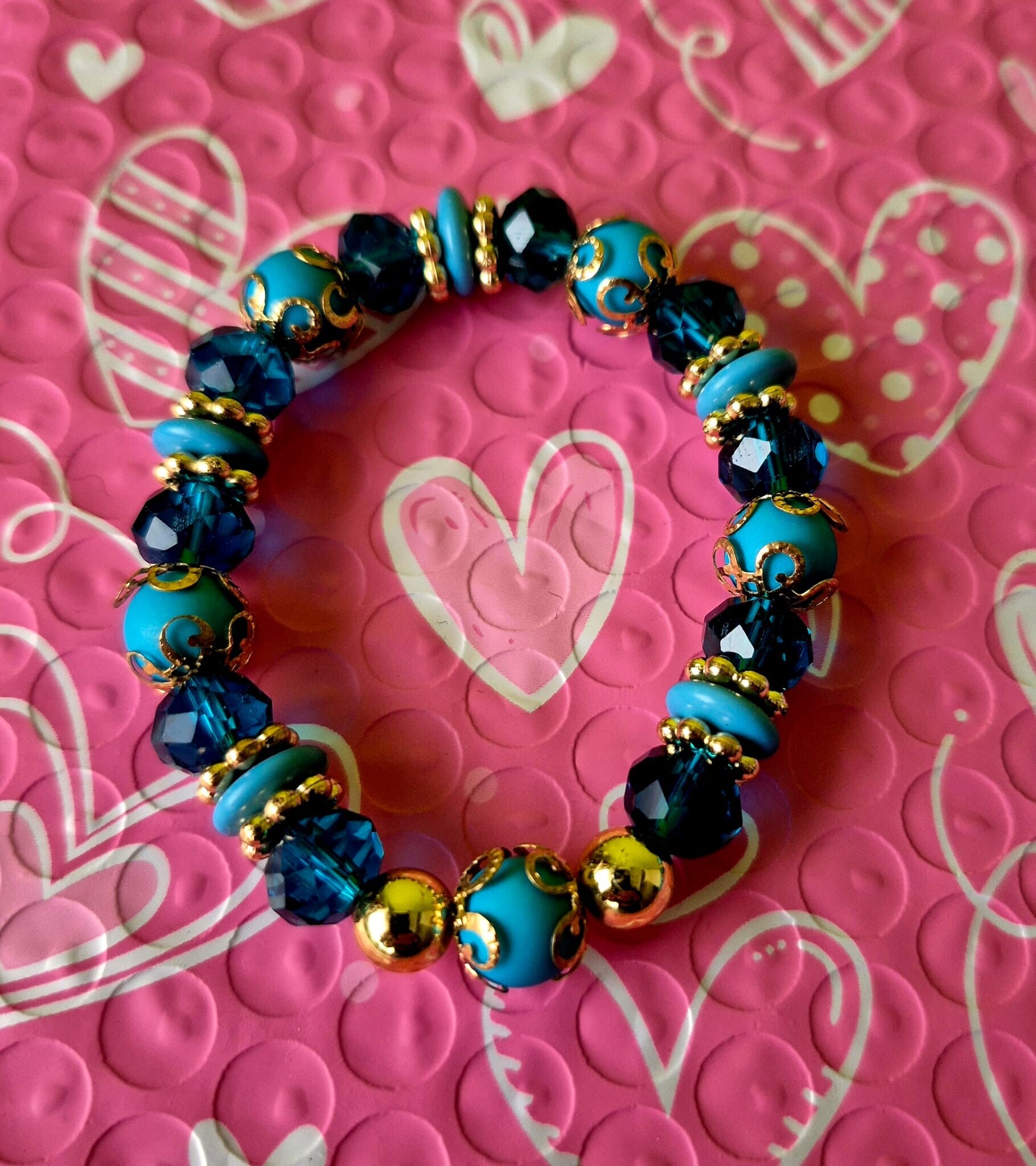 Leuke armband met turquoise en goudkleurige kralen.