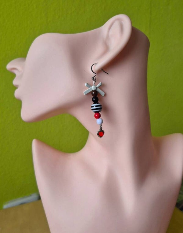 Leuke oorbellen met een klein rood hartje.