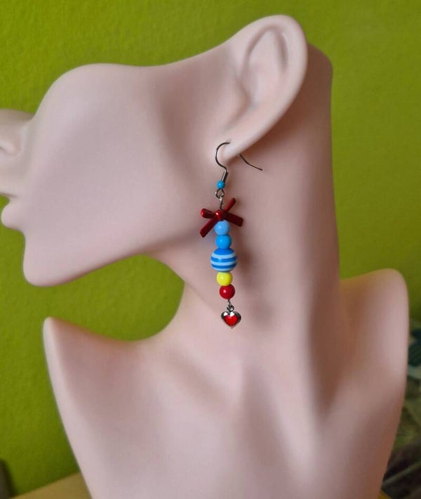 Mooie oorbellen met een klein rood hartje.