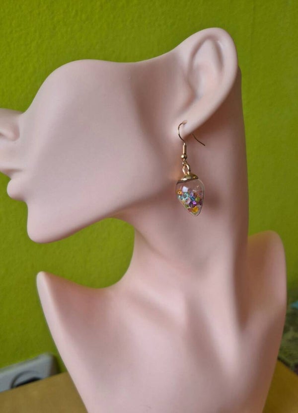 Prachtige, lichtgevende glazen oorbellen met kleurrijke, glitterende kralen.