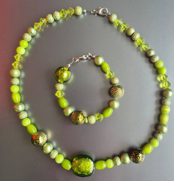 Mooie groene kralen ketting met bijpassende armband.