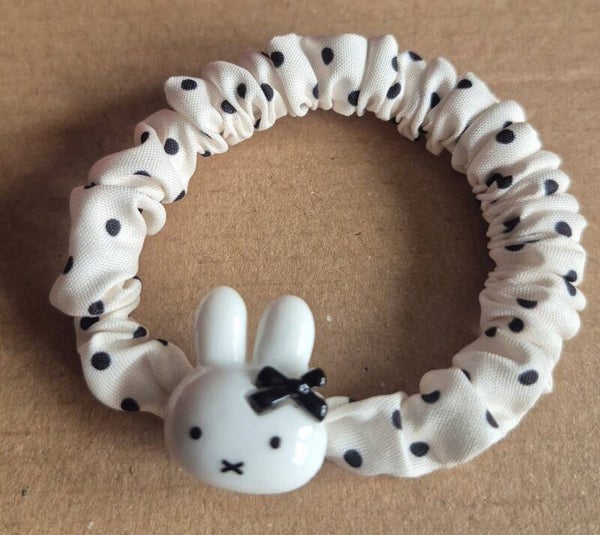 Schattig armbandje of haarbandje van Nijntje.