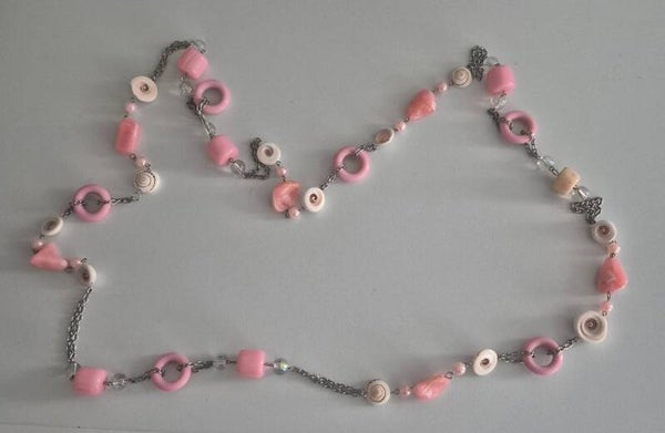 Mooie lange ketting met kralen en schelpjes.
