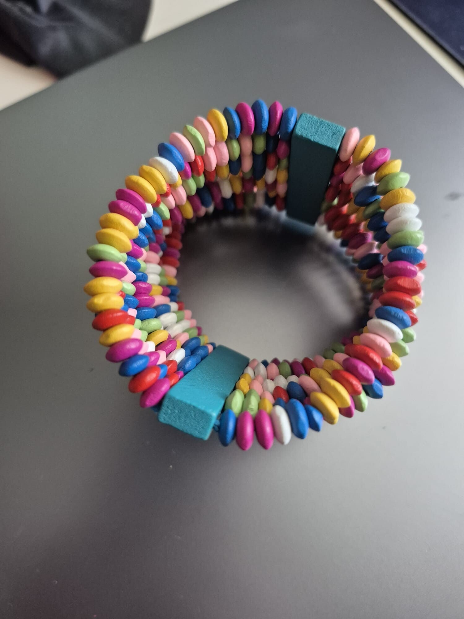 Mooie gekleurde armband.
