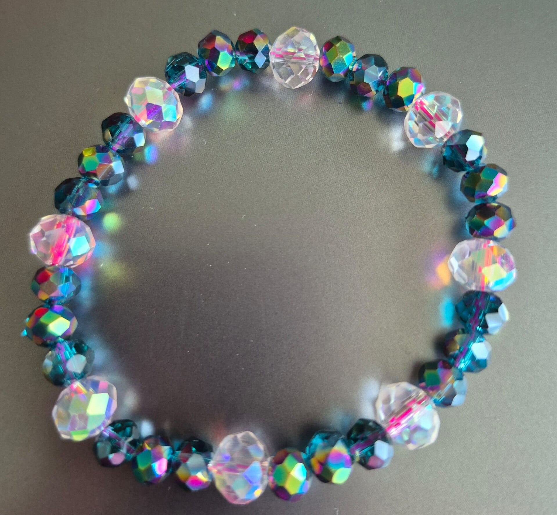 Mooie blauwe en witte kralen armband voor kinderen.