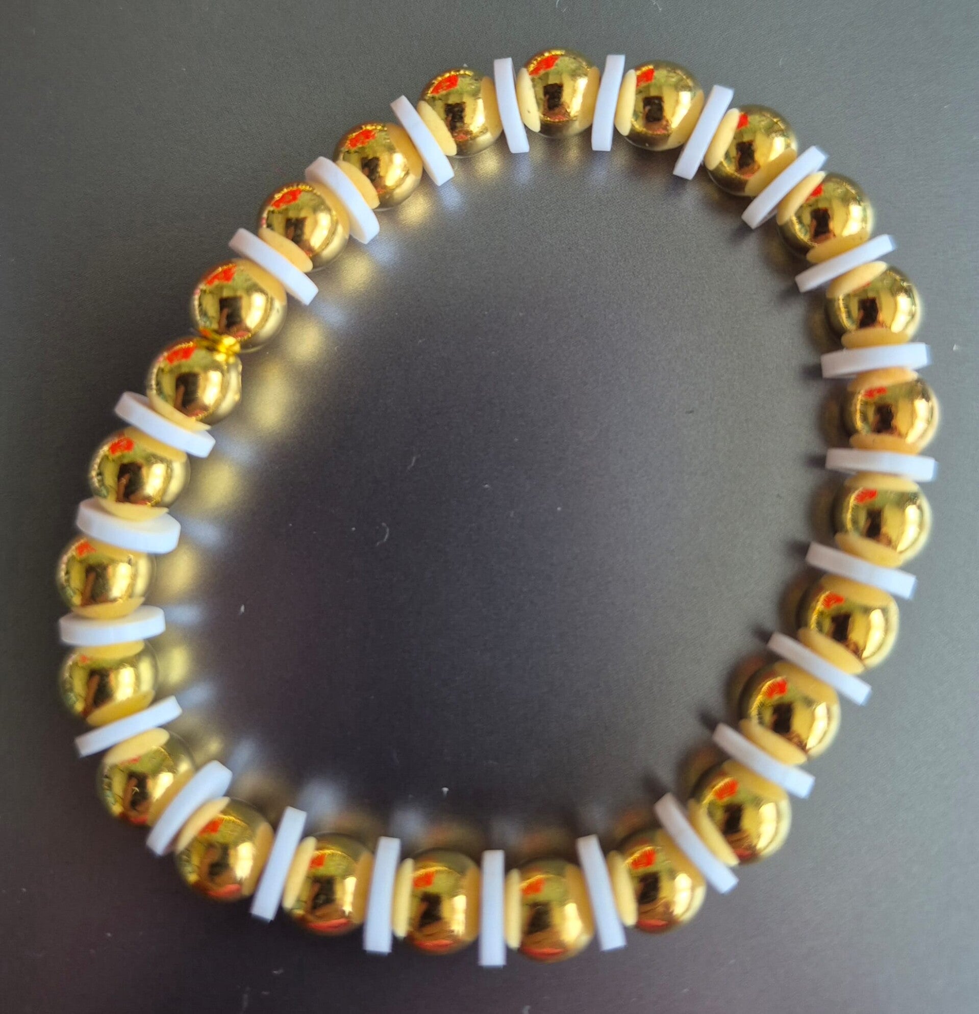 Prachtige goud met witte kralen armband voor kinderen.