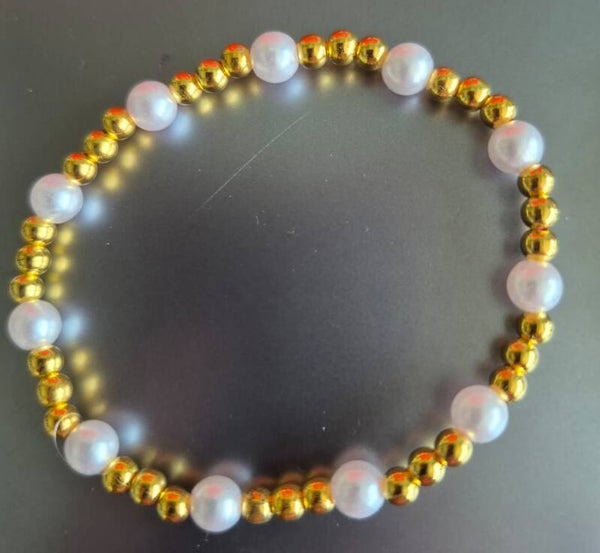 Mooie goud met witte kralen armband voor kinderen.