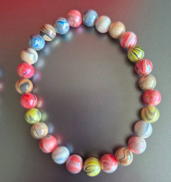 Mooie armband voor kinderen met vrolijke, gekleurde kralen.