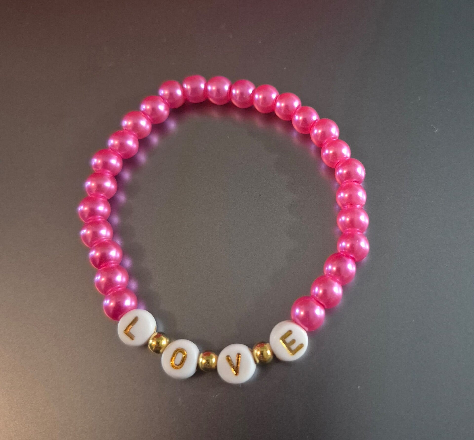 Mooie armband met de tekst love.