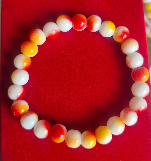 Mooie, gekleurde kralen armband.
