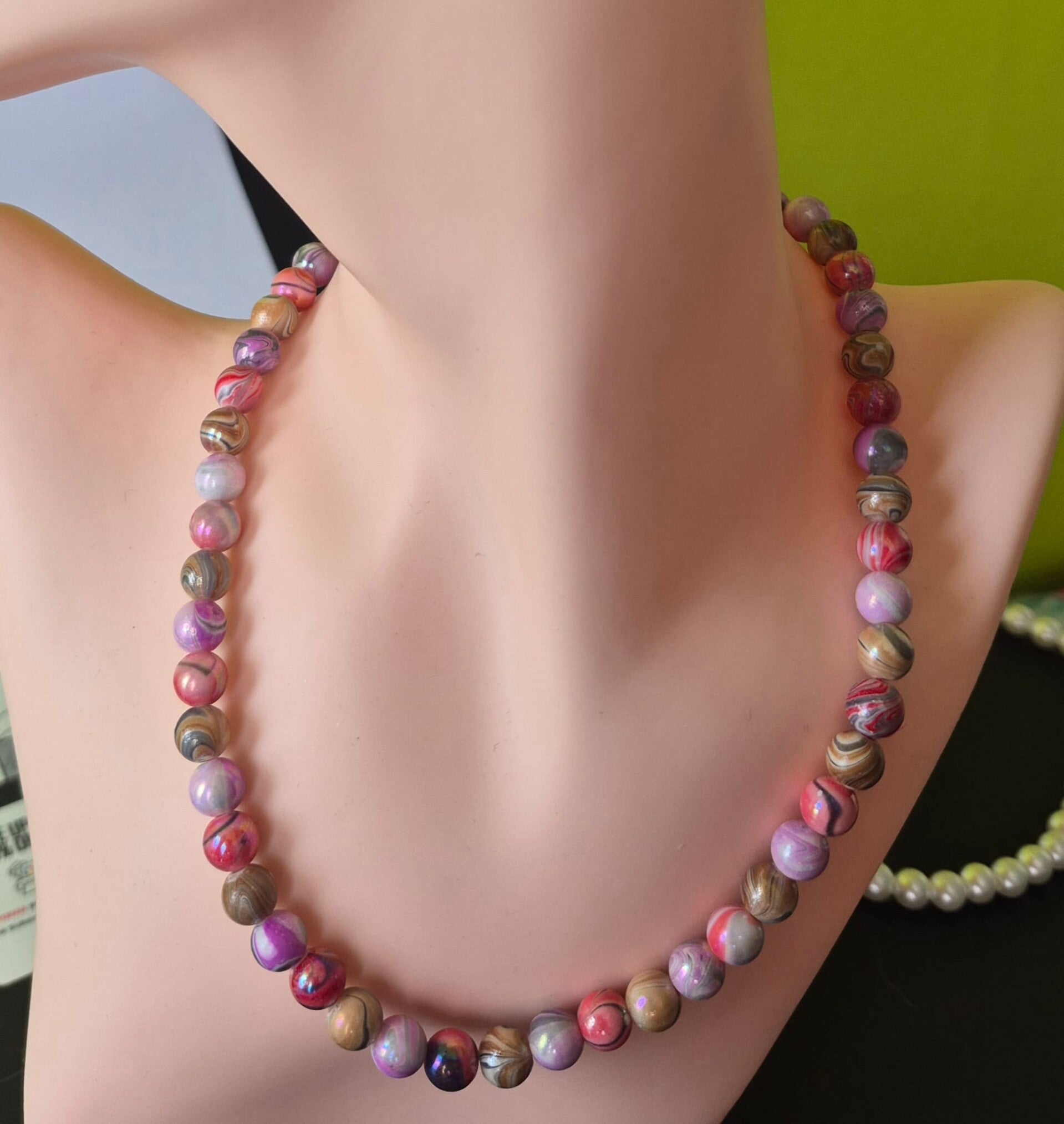 Mooie ketting met gekleurde klei bolletjes.