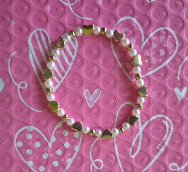 Leuke armband met kraaltjes en hartjes.
