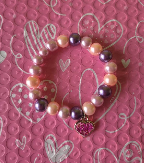 Leuke kralen armband met een bedeltje, in de vorm van een hartje.