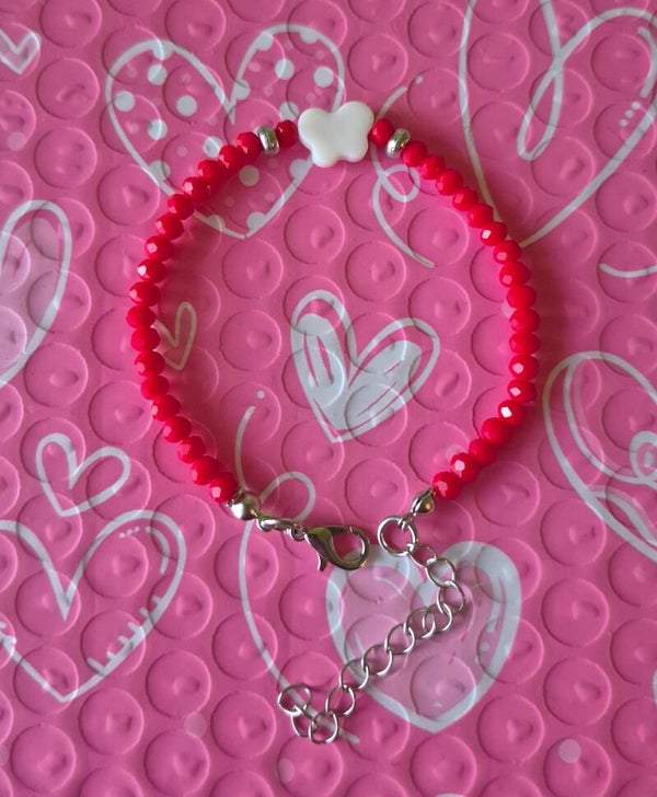 Mooie rode Mooie armband met een leuke, witte vlinder en een verlengketting. Voor dames.