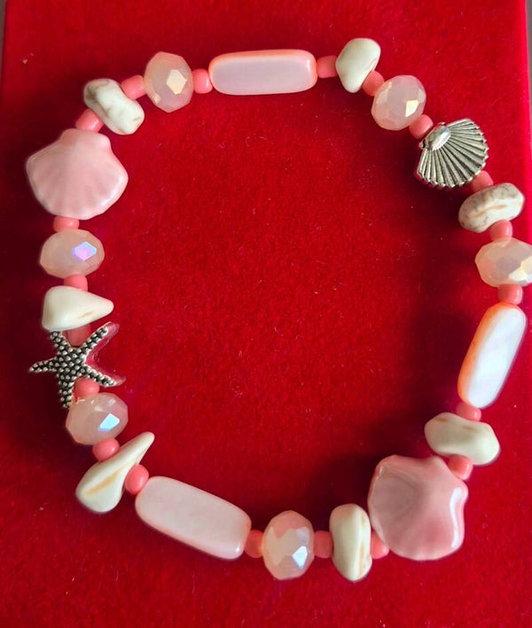 Vrolijke en stijlvolle armband met mooie kraaltjes en schelpjes.