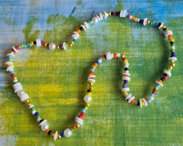 Leuke kralen ketting met vrolijke kleuren.