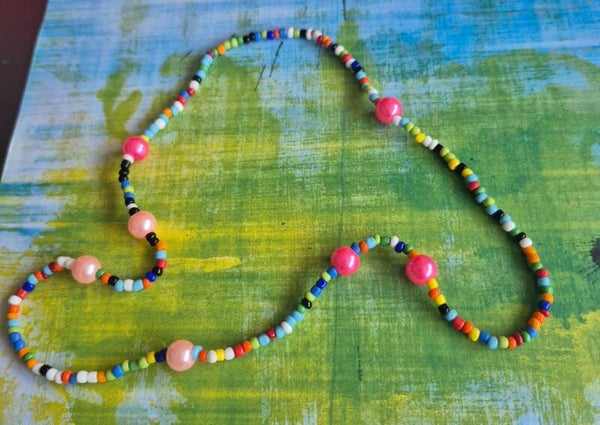 Mooie kralen ketting met verschillende kleuren.