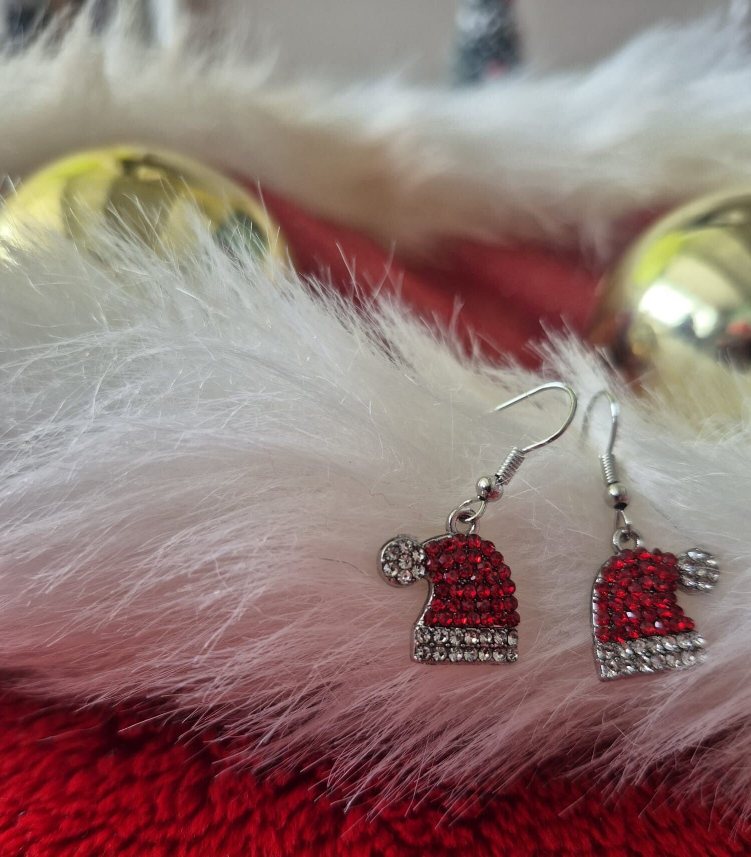 Gave kerstmuts oorbellen met zirkoniasteentjes.