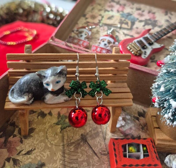 Mooie rode kerstbal oorbellen met groen strikje.
