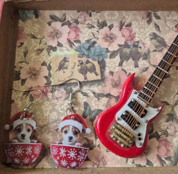 Schattige kerstpuppy met kerstmuts oorbellen.