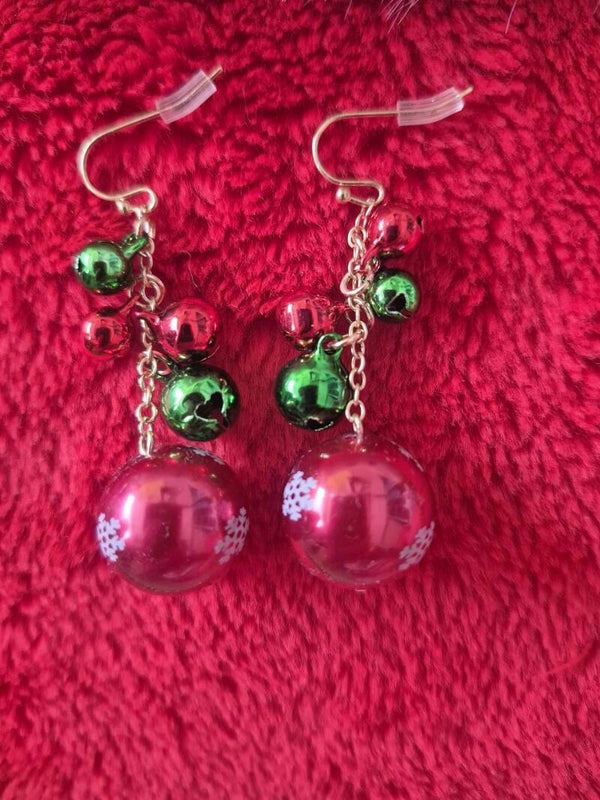 Leuke kerstbal oorbellen.