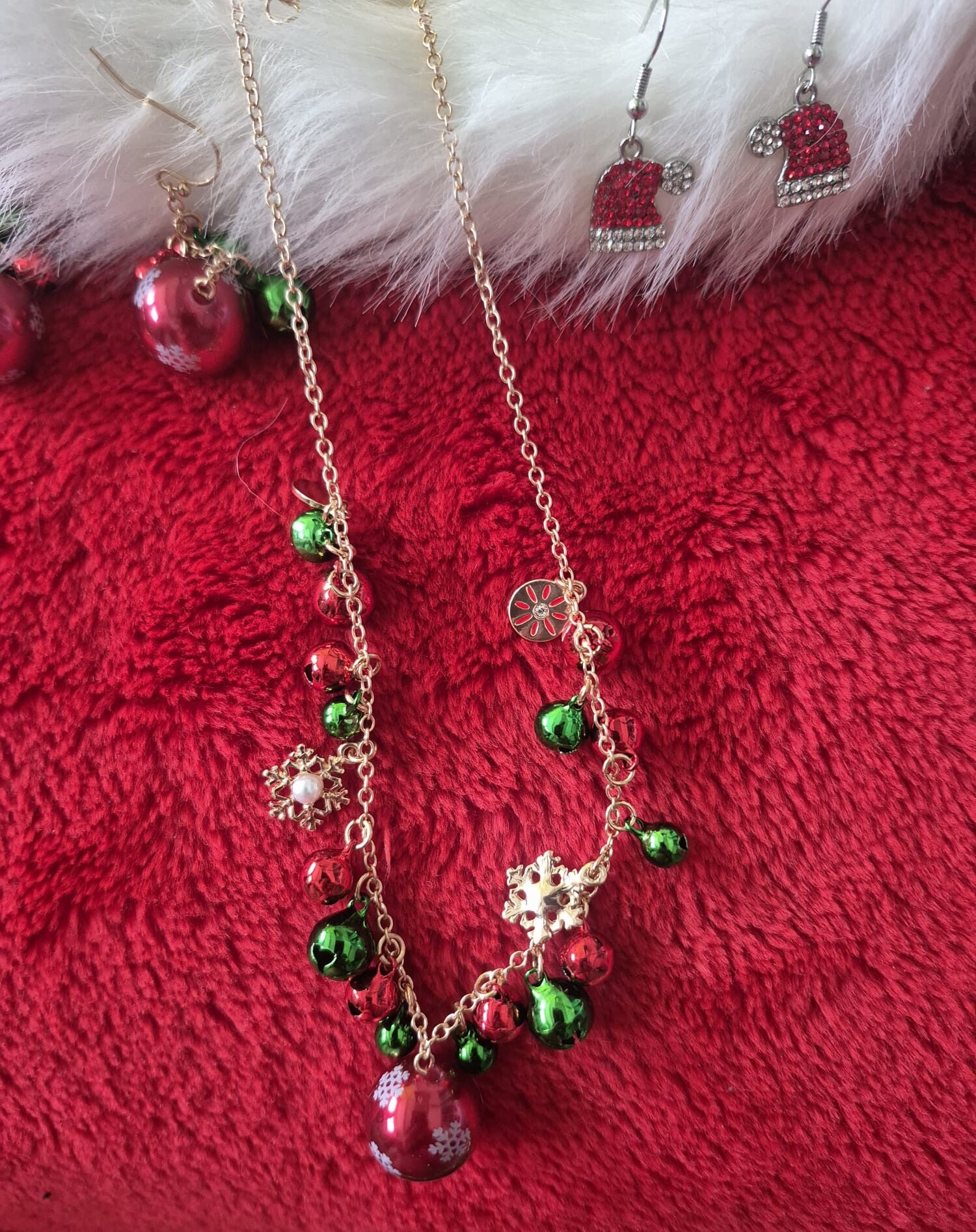 Mooie kerstketting met kerstballetjes en bedeltjes, incl. verlengkettinkje.