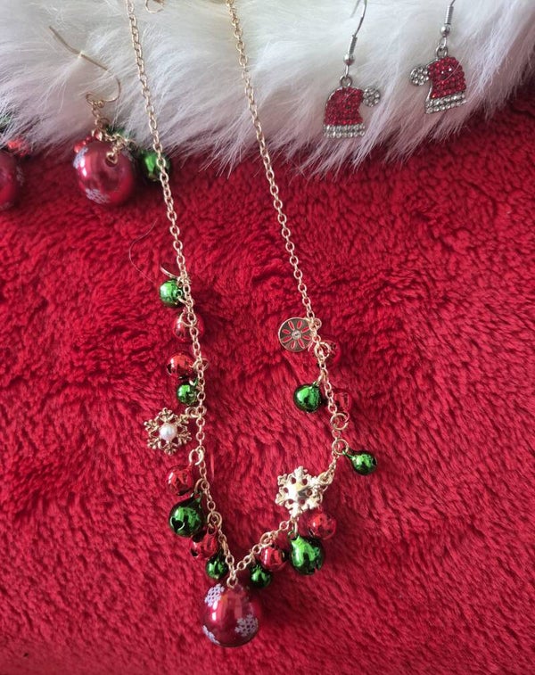 Mooie kerstketting met kerstballetjes en bedeltjes, incl. verlengkettinkje.