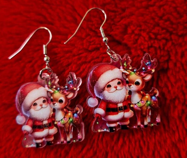 Leuke kerstman met rendier oorbellen.